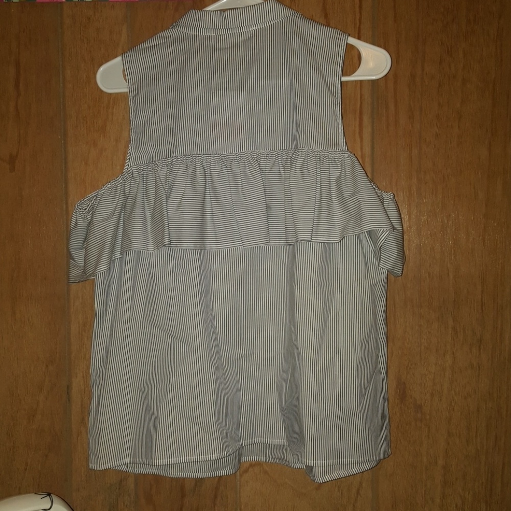 A woman summer top - Picture 3 of 3